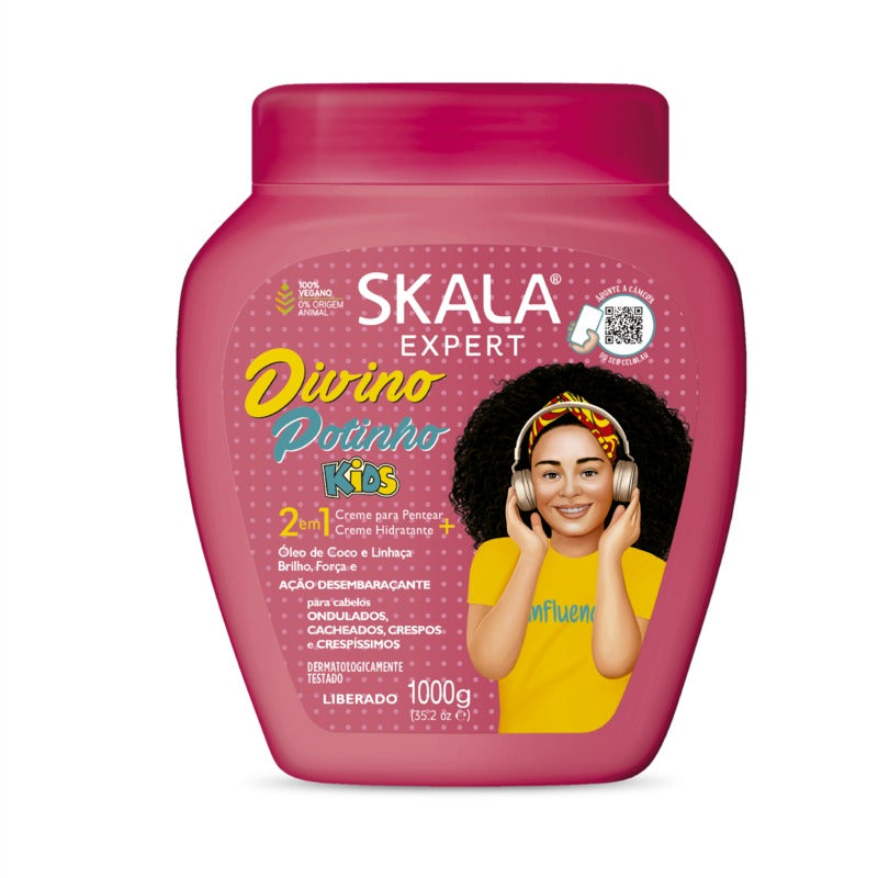 Amo a los niños y su cabello crespo y afro. Soy un tratamiento 2 en 1 que cuida su pelo. Soy dermatológicamente probado, no altero el color natural y estoy hecho a base de coco y linaza. Hidrato, nutro y ayudo a definir los rizos. ¿CÓMO ME APLICAS?: Lava con el shampoo divino potinho, retira el exceso de humedad y aplícame como crema para peinar por secciones, dejando 1cm de la raíz. Procede al secado o úsame como tratamiento después del lavado, déjame actuar por 3 minutos y enjuaga completamente.