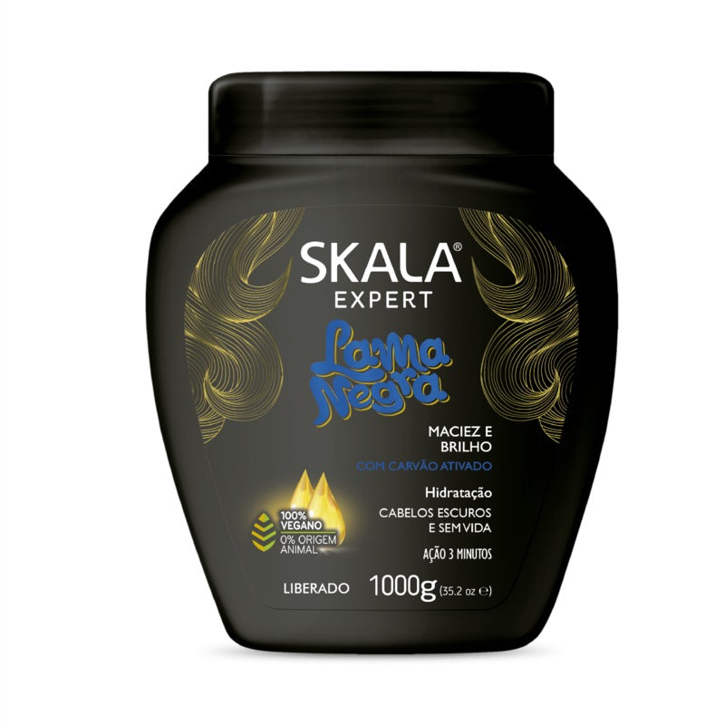Soy Lama Negra, ideal para pelo negro y oscuro. No mancho, solo brindo brillo y suavidad. Puedes usarme en cualquier textura. ¿CÓMO ME APLICAS?: En pelo húmedo, aplica 1 cm debajo de la raíz o de medios a puntas, déjame por 3 minutos y enjuaga completamente. Soy LIBERADO y VEGANO.
