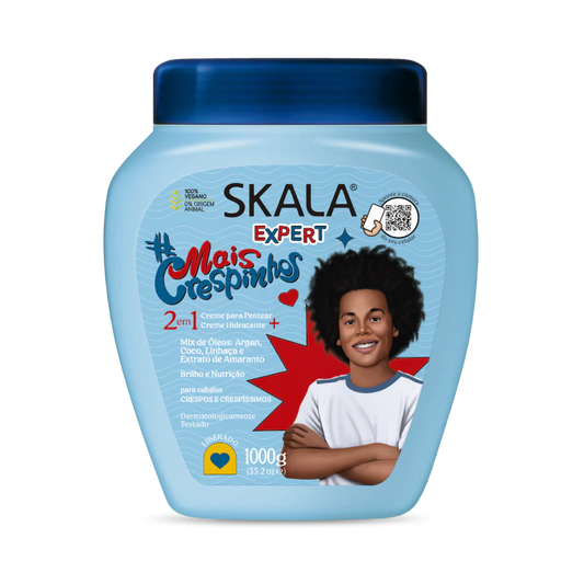 Soy un tratamiento 2 en 1 con nutrientes y vitaminas para el pelo afro y crespo de niños. Contengo manteca de karité, aceite de argán, coco, semilla de lino y extracto de amaranto, siendo ultra nutritivo e hidratante. Controlaré el frizz, daré brillo y revitalizaré el pelo seco. Sin sulfatos, parabenos, petrolatos, siliconas ni aceite mineral.  Modo de uso: como tratamiento, extiéndeme de medios a puntas, déjame actuar 20 min y enjuágame con agua abundante. 